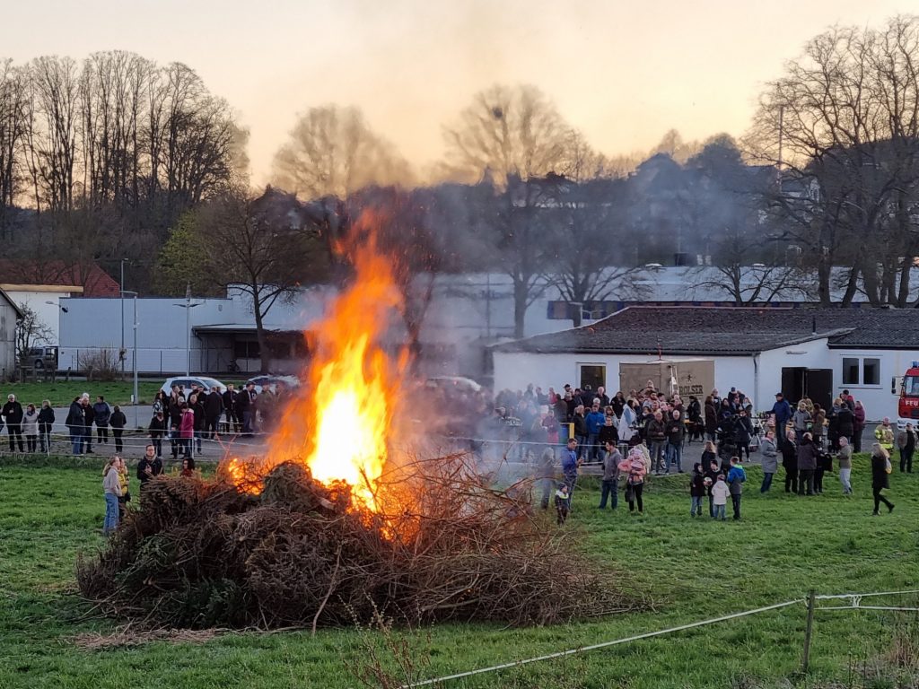 200 Besucher beim Osterfeuer – Germete