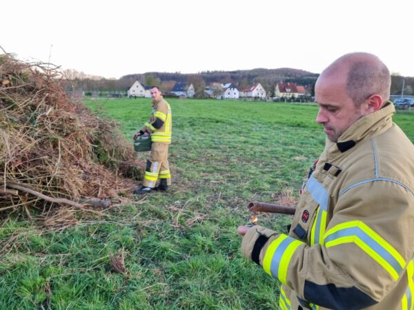 Sascha Vonde von der Feuerwehr hat 2022 das Osterfeuer entzündet.